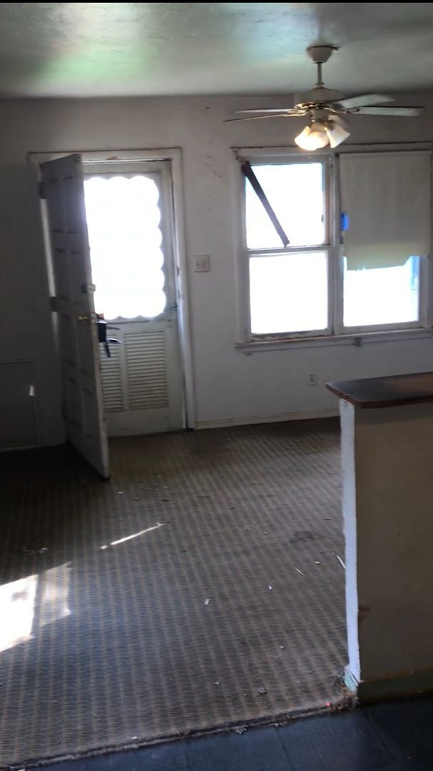 Building Photo - South Side 2Bed Make Ready Home! New Roof and Windows!!
