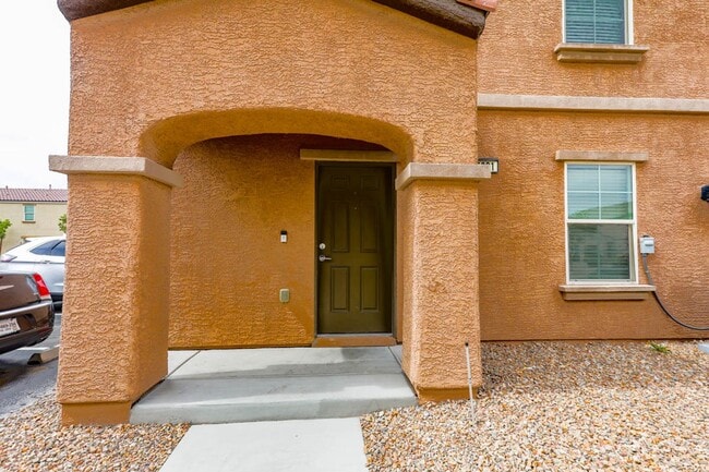 Building Photo - 3 Bed, 2 Bath Townhome Just Outside of Nel...