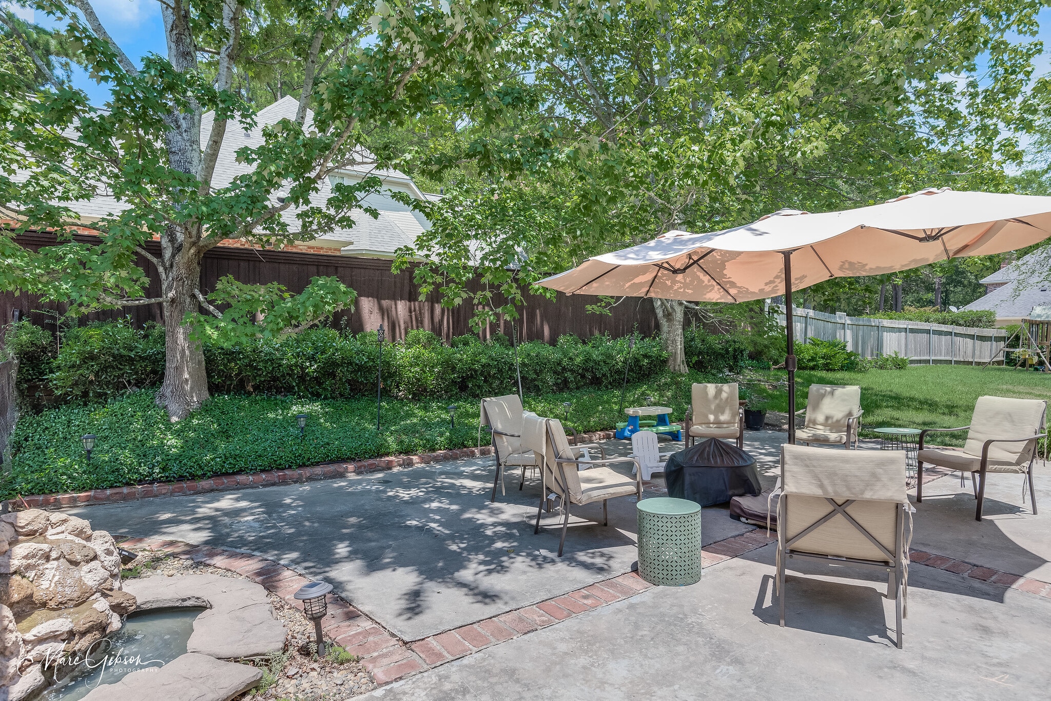 Building Photo - 1260 Capilano Dr