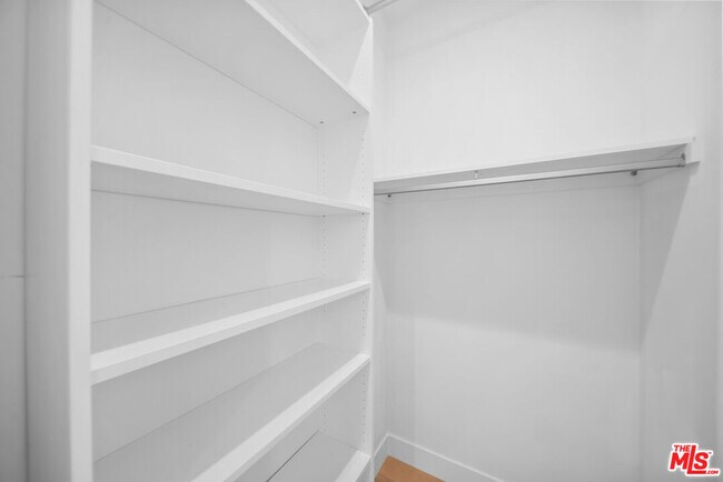 Building Photo - 733 N Gramercy Pl