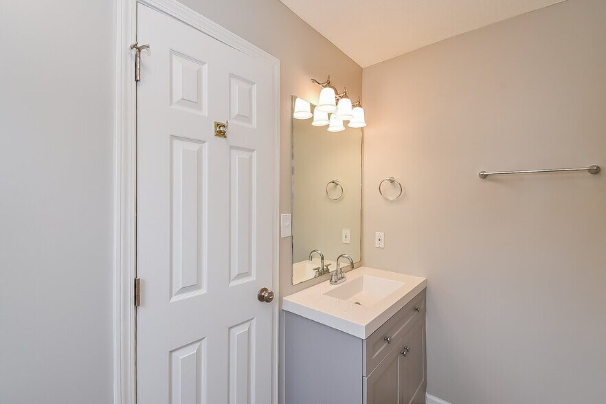 Building Photo - 1376 Camrose Ct