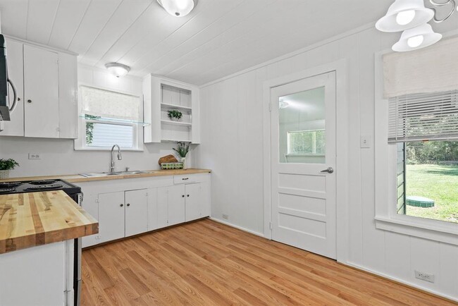 Building Photo - 1671 E Pine Lake Cir