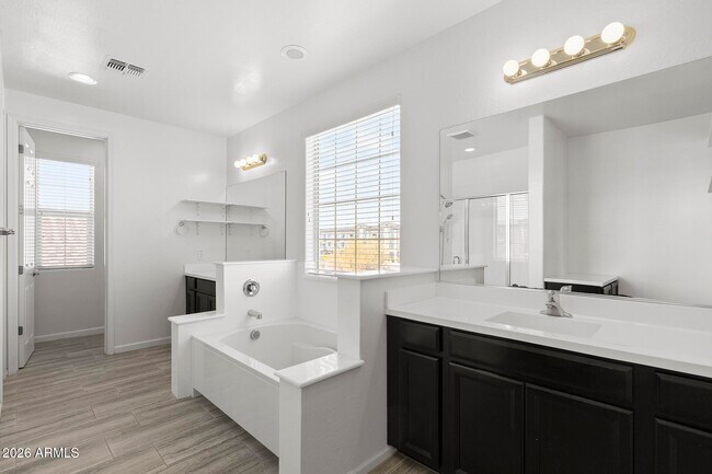 Building Photo - 130 N Bay Dr
