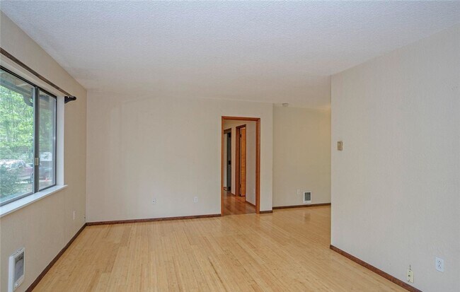 Building Photo - Spacious Rambler Retreat Nestled on an Acr...