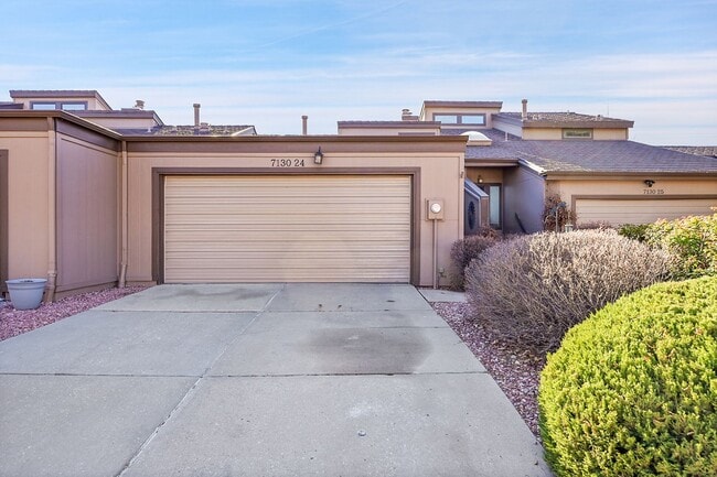 Building Photo - Backs to private lake with mountain views