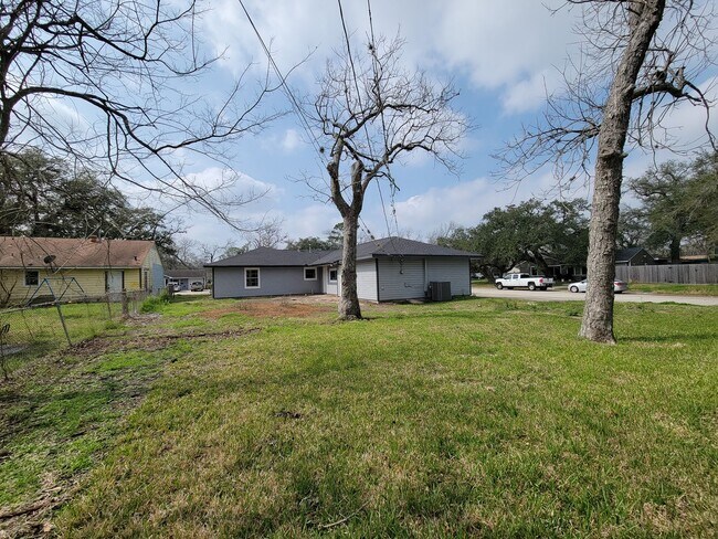 Building Photo - This beautifully remodeled 3-bedroom, 2-bathroom home in the heart of Lake Jackson, Texas, offers...
