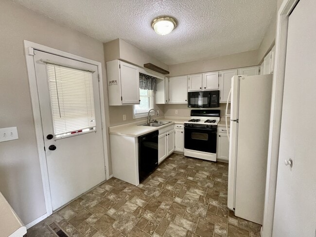 Building Photo - 105 Colony Dr