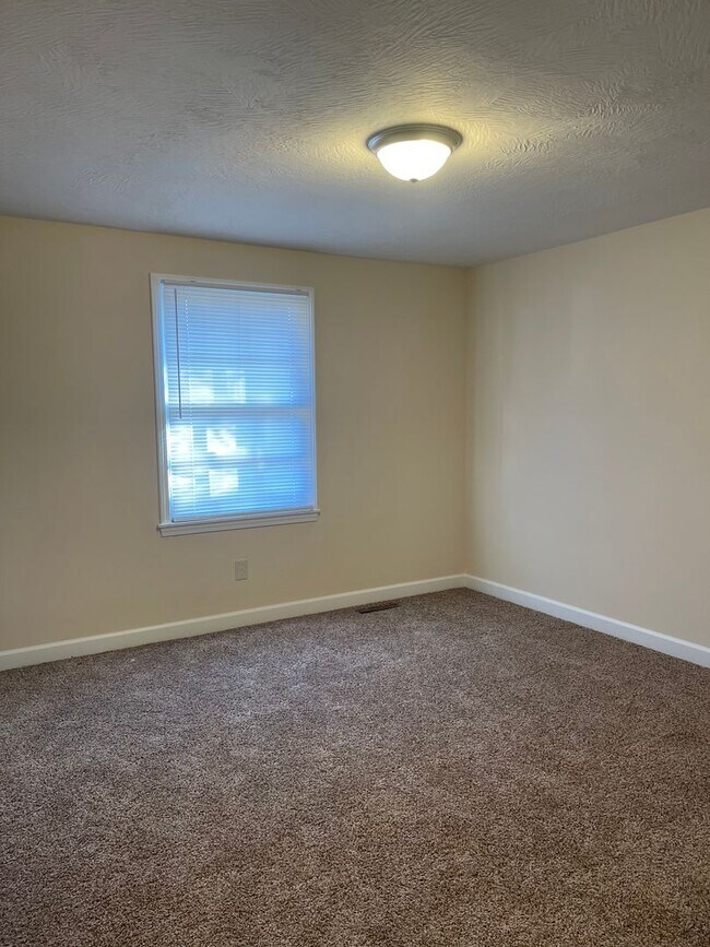 Building Photo - PRE-LEASING! 3 Bedroom in the heart of Springfield