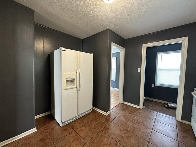 Building Photo - 1332 N Erie St