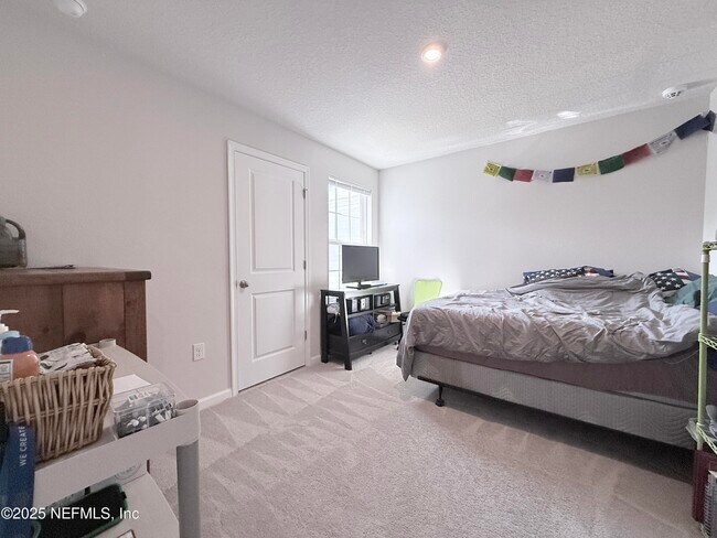 Building Photo - 5885 Creekside Crossing Dr