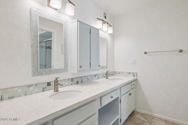 Building Photo - 3526 E Sahuaro Dr