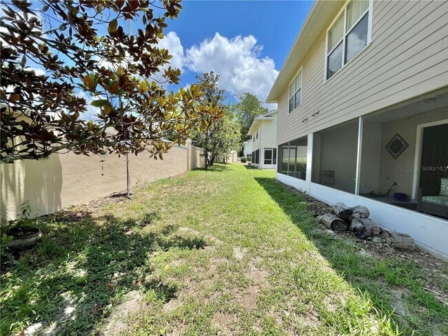 Building Photo - Beautiful 3BR/2.5BA Corner Townhome in Hai...