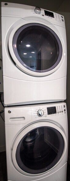 Building Photo - Quattro