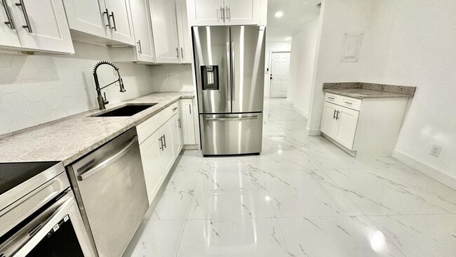 Building Photo - 8867 Sunset Dr