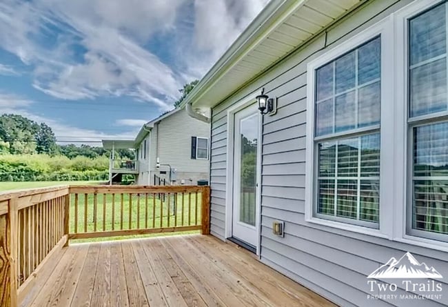 Building Photo - 3 BED/2 BATH ONE-LEVEL LIVING WITH MOUNTAIN VIEWS