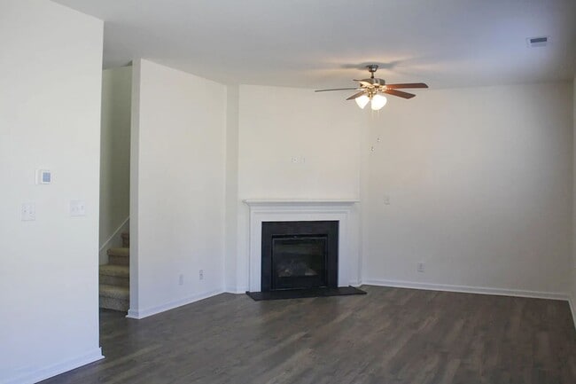 Building Photo - Spacious 4-Bedroom Home with Office and Patio in Oak Ridge
