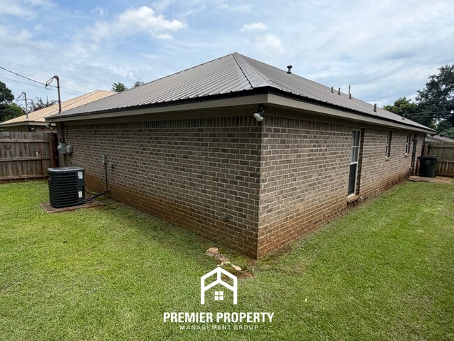 Building Photo - Charming 3BR/2BA Tuscaloosa Home | High Vaulted Ceilings, Hardwood Floors & Fenced Yard