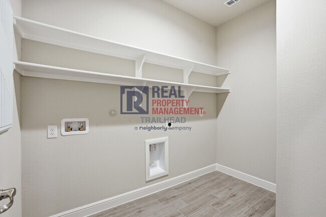 Building Photo - Well-Designed 4 Bedroom Single-Story