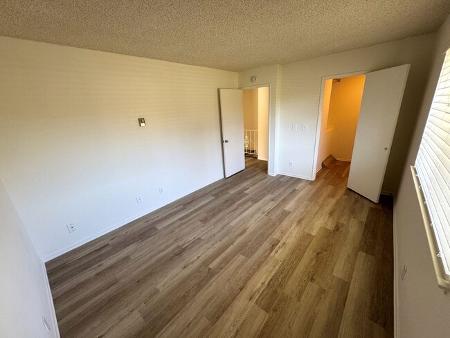 Building Photo - Remodeled McKeon Townhome