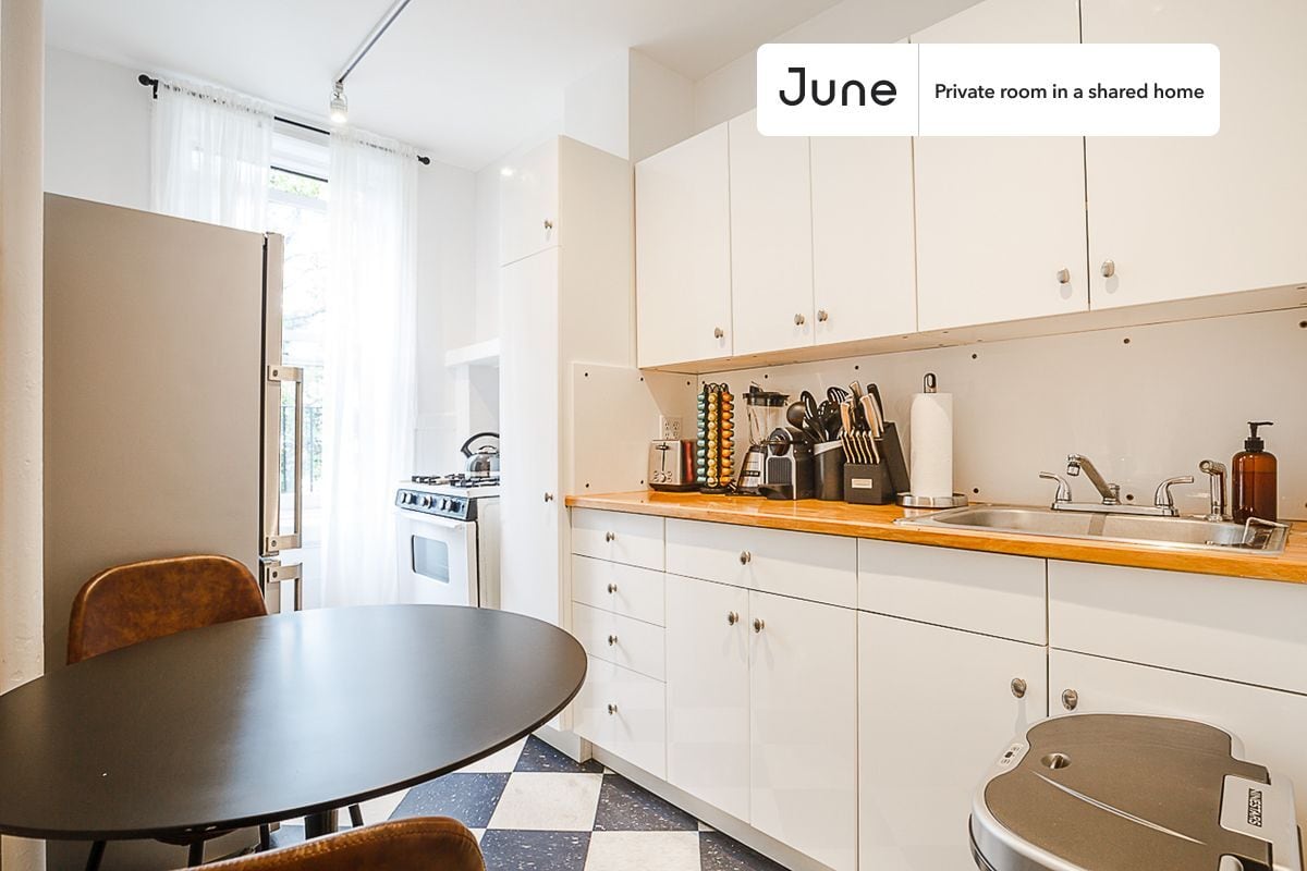 Building Photo - Room in Shared 5 bed/1 bath home in Hell's Kitchen