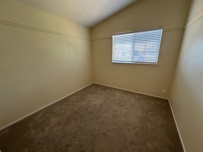 Building Photo - Beautiful 4 Bedroom, 2.5 Bath Tracy Home