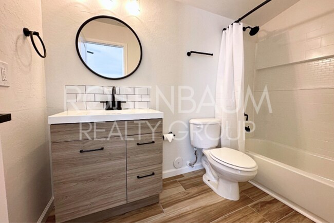 Building Photo - Stylish 3-story townhome in The Gardens Co...