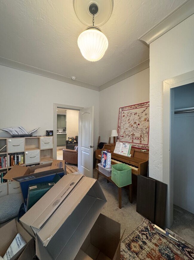Building Photo - Updated 3 Bed/ 2 Bath Rental