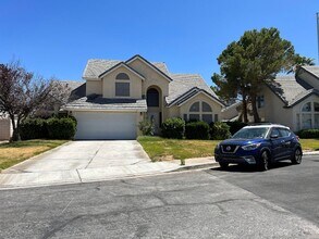 Building Photo - Custom 3 bedroom home with master bedroom ...