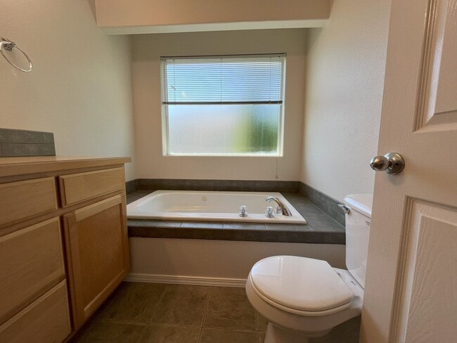 Building Photo - Welcome to this charming 3-bedroom, 3-bathroom home in Forest Grove!