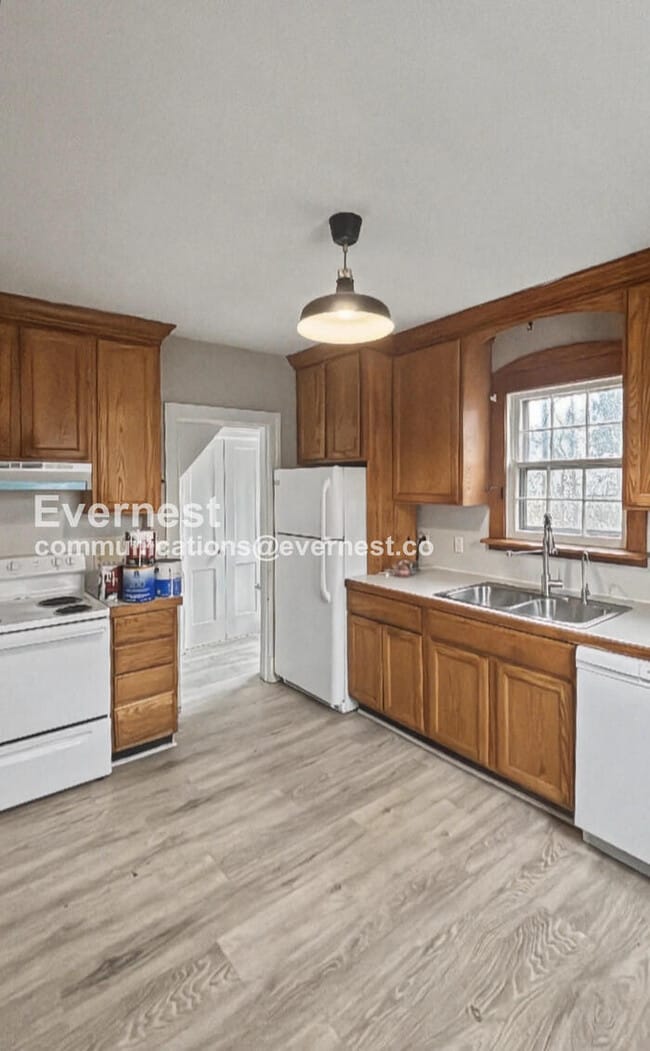 Building Photo - 3 Bed, 1 Bath Home with Fenced Yard / Pet-Friendly / Coming Soon!