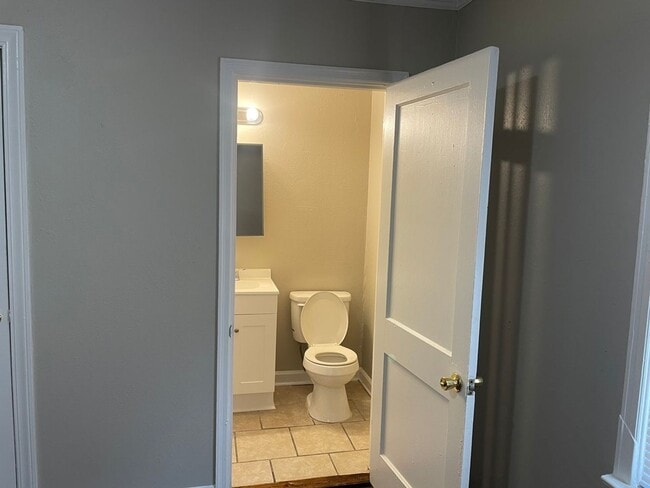 Building Photo - 3 bed, 1.5 bath with large family room and...