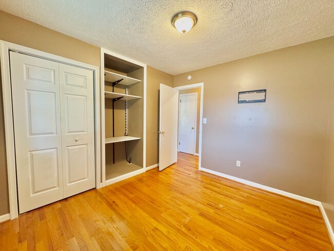 Building Photo - 301 E Ferrell St