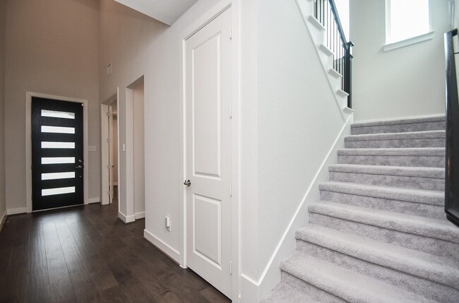 Building Photo - 9242 Dearborn Knoll Dr