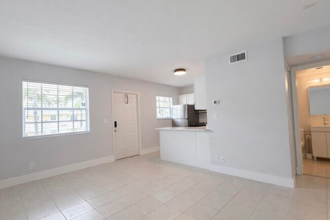 Building Photo - 2660 NE 8th Ave