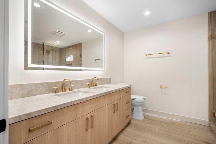 Building Photo - 918 University Ave