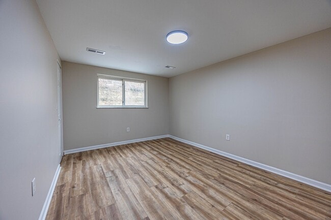 Building Photo - 4 Bed, 2 Bath Home in Morgan, PA AVAILABLE NOW!