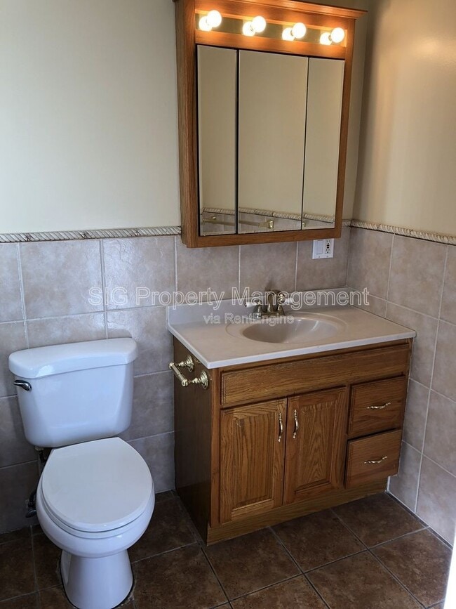 Building Photo - 507 E Cypress St