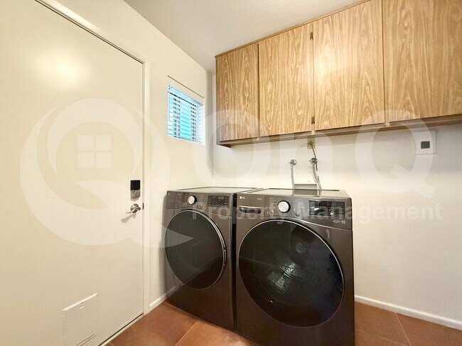 Building Photo - 4559 E Dragoon Ave