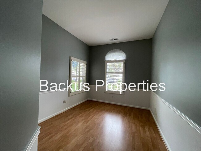 Building Photo - Wonderful four bedroom home close to shopping centers and parks