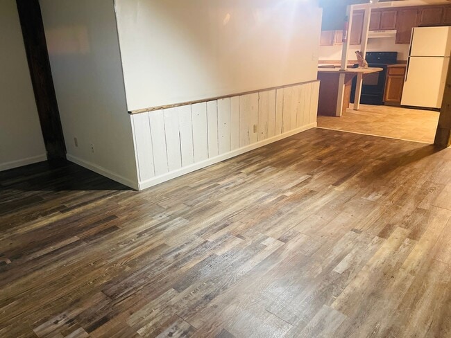 Building Photo - 2 Bedroom 1 Bath w/ Off Street Parking & Laundry