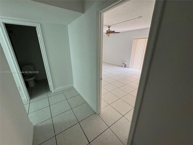 Building Photo - 921 W 80th Pl