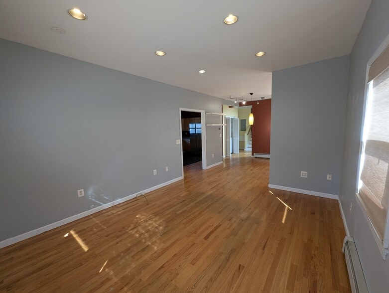 Building Photo - 21 Almont St