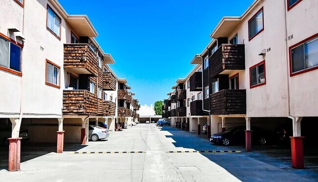 Building Photo - "Chic 1-Bed Oasis with Central Vacuum & Ha...