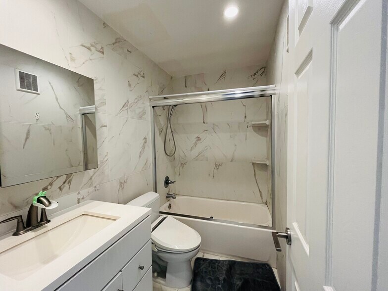 Building Photo - 3525 Lebon Dr