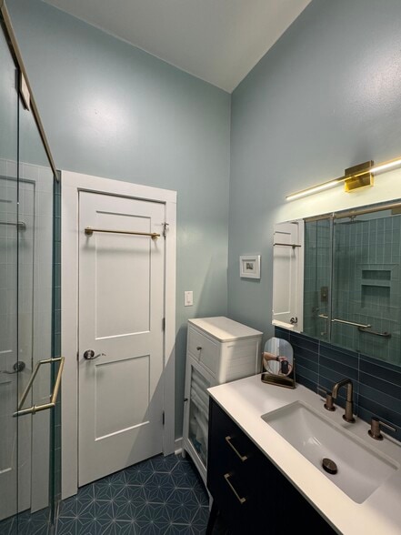 Bath - 1843 W Grace St