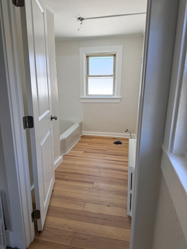 Building Photo - 1926 Shore Rd