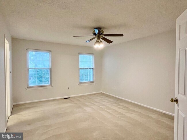 Building Photo - 33 Ketley Pl