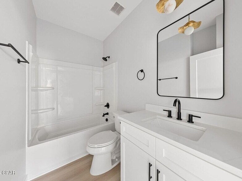 Building Photo - 517 E 8th St