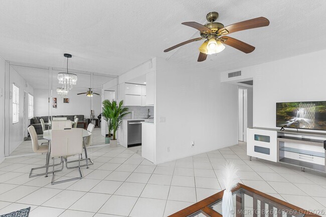 Building Photo - 3028 Harwood D