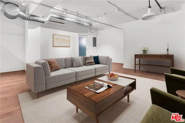 Building Photo - 510 S Hewitt St